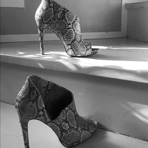 BCBGmaxazira snakeskin shoes - pristine 🔆